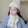 Conjunto de Dos Piezas de Punto Bordado con Tema de Amor para Niños Otoño e Invierno Bebé Suave y Cálido Gorro y Bufanda de Lana Conjunto a Prueba de Frío Venta al por Mayor