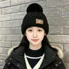 Nuevo Gorro de Punto Grueso Forrado de Polar para Invierno para Mujer, Circunferencia de Cabeza Grande, Adelgazante de Rostro, Protector de Orejas con Pompón, Moderno