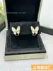 Collar de Cuatro Hojas Rosa de Nácar con Mariposa de Alta Gama para Mujer, Cadena para Clavícula, Oro V, Regalo para Novia o Mejor Amiga, Diseño de Nicho de Lujo Ligero