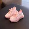 Sapatos Infantis de Verão Vazados Tênis Esportivos Elásticos para Meninos e Meninas Sapatos Esportivos Sapatos Torre Infantis de Tamanho Pequeno e Médio Sapatos de Malha de Camada Única Sapatos de Estudante