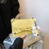 Bolsa Tote Versátil de Design Nicho Moda Coreana Nova Primavera com Laço, Tampa e Alça Única de Ombro/Transversal para Mulheres