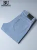 Calça jeans masculina leve de verão azul claro, macia, respirável, corte slim, perna reta, elástica, simples, versátil e leve, de comprimento longo