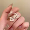 Anillo de Flor Hueca de Diseñador Único para Mujer, Moderno y Elegante, Anillo Abierto Versátil de Moda para el Dedo Índice