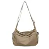 Bolsa de lona transfronteriza para mujer, nuevo modelo 2026, bolso de hombro casual versátil, bolso cruzado deportivo ligero de moda para el trabajo