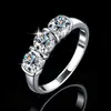 Anillo de Moissanita de Tres Piedras de Moda Europea y Americana Anillo de Boda Venta al por Mayor Anillo de Plata de Ley S925 Anillo de Boda para Mujer en Stock