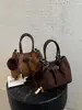 Bolso cubo de ante estilo retro transfronterizo para mujer, nueva colección otoño/invierno 2026, con un diseño sofisticado y elegante, apto para llevar al hombro o cruzado