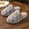 Pantuflas de felpa transfronterizas para mujer, invierno, exterior, interior, suela gruesa, hogar, esponjosas, algodón posparto
