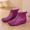 Botas de chuva femininas da moda, perfeitas para uso no trabalho e na cozinha, apresentando sola antiderrapante, material ultrassuave, design de corte baixo e propriedades resistentes a odores. Estas são galochas de chuva para adultos femininas, também adequadas como sapatos casuais.