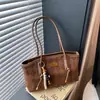 Bolso de hombro versátil para mujer, estilo retro de lujo sencillo, nuevo en 2025, de gran capacidad, para el trabajo, tipo axila