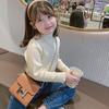 Camiseta Básica Estilosa para Meninas Outono 2025 Macia Roupa Íntima Infantil Gola de Renda Cor Sólida Malha Fina