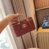 Bolso de Mano Caja de Metal con Asa Transfronteriza para Moda Bolsita de Maquillaje para Mujer 2026 Nuevo Estilo Bolso Pequeño Cruzado al Hombro con Cadena de Piel de Oveja