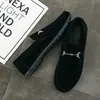 Sapatos Masculinos Primavera e Outono Novos Sapatos Masculinos Casuais Versáteis Modernos Estilo Coreano Slip-on Sapatos Preguiçosos Sapatos Masculinos