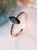 Anillo Retro Ojo de Caballo Zirconia Negra Montura de Cuatro Garras Diamante Negro Anillo Delgado Estilo Frío de Nicho Anillo para Dedo de Mujer