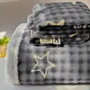 Juego de sábanas de terciopelo de leche, tres piezas, forrado de felpa, engrosado para abrigar, suave y cómodo para otoño e invierno, con un estampado fresco y elegante estilo ins