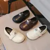 Zapatos de cuero estilo británico retro para niñas, nuevo modelo primavera y otoño 2026, mocasines versátiles para niños pequeños y niños pequeños