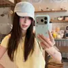 Gorra de béisbol a rayas blancas y negras retro japonesa para mujer, gorra fina de pico de pato para principios de otoño, diseño que adelgaza la cara, adecuada para ir al trabajo y protección solar