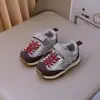Outono 2026 Novos Sapatos Casuais Infantis Estilo Coreano Colorido da Moda Proteção para os Dedos Sapatos para Esportes ao Ar Livre para Meninos e Meninas