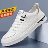 Zapatos de lona de verano para hombre zapatos blancos transpirables zapatos casuales deportivos versátiles zapatos de moda para hombre suela suave zapatos de hombre en stock al por mayor