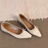 Sapatilhas rasteiras de pele de ovelha super macia com detalhe de laço interno para aumentar a altura para mulheres, estilo fada, perfeitas com saias, bico fino, sapatos pequenos de couro elegantes com bico quadrado