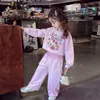 Conjunto de Outono 2026 para Meninas Nova Moda Moletom Infantil Conjunto de Três Peças Roupa Esportiva para Meninas Pequenas Peça de Roupa da Moda