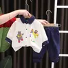 Nuevo traje de otoño para niños con estampado de oso de viaje, manga larga para hombre, bebé, pantalones deportivos casuales, dos piezas, moda, primera generación de pelo