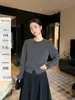 Maven Lin, un suéter 100% lana simple y cómodo con cuello redondo y mangas superpuestas, que presenta un elegante diseño de abertura