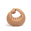 Novo design de nicho, bolsa tecida à mão, versátil e estilosa, com alça de nó, exalando um toque de luxo e apresentando um design quadrado, em formato de mini dumpling.
