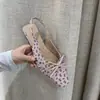 2026 Sandálias Versáteis Confortáveis de Verão com Tira nas Costas Estilo Francês Moderno e Laço Sandálias Fechadas Estilo Chanel para Mulheres