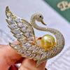 Nuevo broche de perla de cisne otoño e invierno 2024 cobre micro-incrustado circonita ramillete moda coreana pin hebilla para abrigo que combina con todo