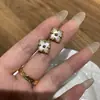 Buqi Lati Pendientes Mini Pequeños Cepillados Italianos Blanco Natural Flor de Fritilario Trébol de Cuatro Hojas Pendientes Estilo Corte Vintage