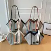 Estilo Nuevo Verano 2026, Bolso de Hombro Tejido Simple Versátil de Gran Capacidad, Moda Arcoíris Elegante y de Moda