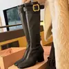 Botas de montar de tacón grueso al mismo estilo que Zhang Yuanying para mujer, con hebillas doradas, diseño de media cremallera y altura hasta la rodilla, con punta cuadrada y ajuste ceñido.
