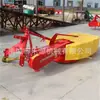 Suministrado directamente desde la fuente, el cortacésped multifuncional de doble disco es remolcado por un tractor de rancho.