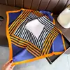 Nuevo Estilo Lujo Ligero Avanzado 70cm Cuadrado Pequeño Versátil Profesional Bufanda de Seda para Mujer Bufanda de Seda Artificial Chal Protector Solar