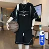 Traje corto de manga corta de moda estilo Hong Kong para hombre, conjunto casual de verano holgado versátil de camiseta y pantalones cortos de seda helada para deportes