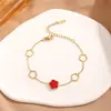 Pulseira da Moda e Luxo Leve Preta e Branca de Concha Flor de Cinco Pétalas Aço Titânio para Mulheres com Design Doce Nova Popular Versátil Pulseira de Rosto Preta e Branca
