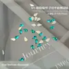 Decoraciones para uñas de fondo plano color esmeralda, diamantes K9 de fondo plano biselados de forma irregular súper brillantes, estilos mixtos de diamantes para uñas color verde oscuro en forma de marquisa