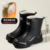 Botas de chuva femininas estilosas, resistentes ao desgaste, antiderrapantes, de cano médio, novas botas de chuva impermeáveis para uso externo, com fleece adicionado, sapatos de água para adultos, sapatos de borracha para trabalho