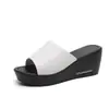 Sandalias de cuña para mujer, nuevo estilo verano 2023, de tacón alto, suela gruesa, modernas y versátiles para usar en interiores y exteriores.
