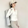 Chaqueta deportiva simple y elegante para mujer con cuello alto, cierre de cremallera, cintura entallada, alta elasticidad, tacto como de segunda piel, mangas con orificio para el pulgar, adecuada para figuras petite, uso en interiores