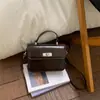 Bolsa de Mão Pequena Super Popular Estilo Coreano para Mulheres Novo Modelo 2026 Couro Macio Versátil Bolsa Transversal com Toque de Luxo Bolsa Quadrada Pequena de Ombro Único