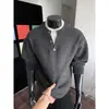 Nova coleção de outono: Suéter masculino pulôver texturizado estilo CityBoy japonês com design retrô inspirado em Hong Kong, apresentando um visual de duas peças falsas e gola Henley
