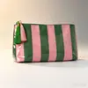 2026 Nova Bolsa de Maquiagem Listrada em PVC com Zíper de Franja Bolsa de Armazenamento Cosmético Bolsa de Higiene Pessoal Impermeável para Viagem