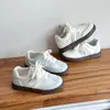 Zapatillas de entrenamiento estilo coreano de suela plana con lunares para niñas, colección de verano 2026, zapatillas casuales transpirables, zapatos blancos versátiles
