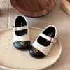 Zapatos de cuero estilo Chanel para niñas, nuevos y elegantes para primavera y otoño 2026, zapatos planos para niños con suelas suaves y diseño poco profundo, zapatos Mary Jane para niñas pequeñas