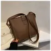 Bolso versátil para mujer de gran capacidad transfronterizo, nuevo modelo de verano 2026, bolso de hombro cruzado retro simple, bolso tipo cubo popular