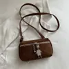 Bolsa Pequena Transversal Suede Flockado Retro Feminina Outono Inverno 2026 Novo Estilo Tendência Moda Chique Bolsa Quadrada Pequena de Ombro Único