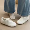Zapatos Casuales Deportivos de Tabla para Mujer 2026 Nuevo Otoño/Invierno Estilo Alemán Cuero Oculto Aumentador de Altura Ballet Forrest Gump Zapatos Blancos Pequeños para Mujer