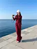 Nueva colección otoño/invierno 2026: Chaqueta roja corta con cremallera y cuello alto, elegante y a la moda, combinada con pantalones deportivos casuales - un conjunto de dos piezas a la moda