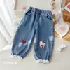 Calça Jeans de Outono para Meninas com Estampa Doce de Desenho Animado, Acabamento Elegante com Renda Aplicada, Calça Casual para Meninas, Calça Longa de Outono